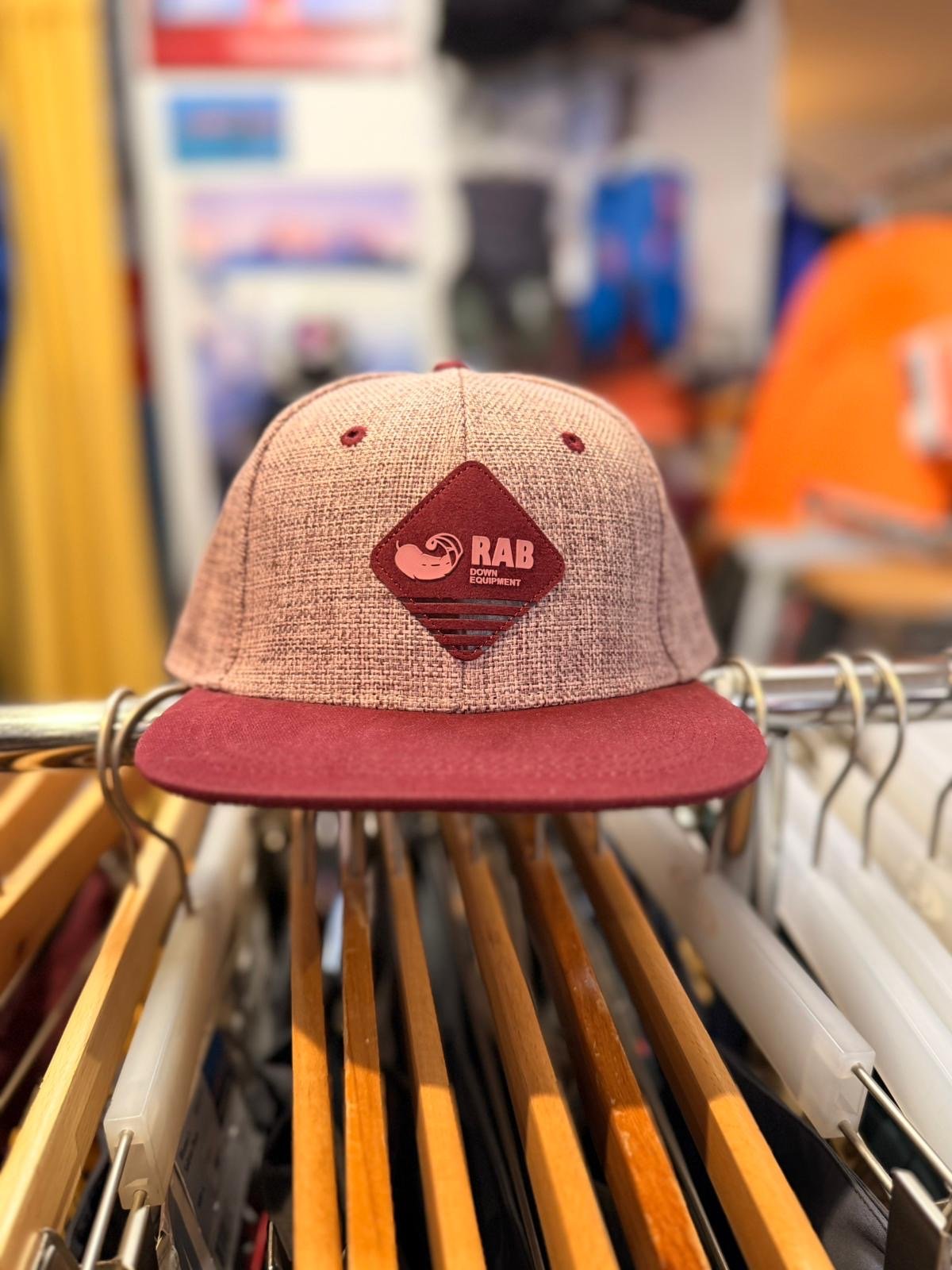 Casquette Rab rouge, vue de face